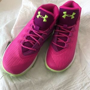 🌴‼️today onlyUnder Armourshoes boys 5y/women’s 6